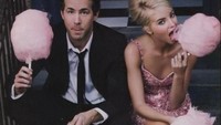 Selain aktif menjadi aktor, Ryan juga sering menjadi model. Posenya yang satu ini, dilengkapi dengan permen kembang gula kesukaannya. Foto: Instagram @vancityreynolds