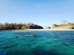 Itinerary Liburan Sehari di Pink Beach, Healing Bareng Keluarga Makin Seru