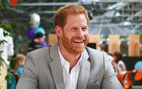 Aksi Lucu Pangeran Harry Saat Curi Samosa di Belakang Meghan Markle