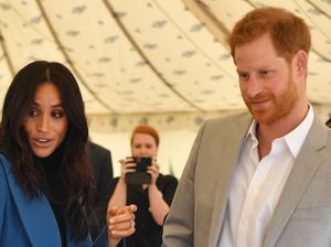 Aksi Lucu Pangeran Harry Saat Curi Samosa di Belakang Meghan Markle