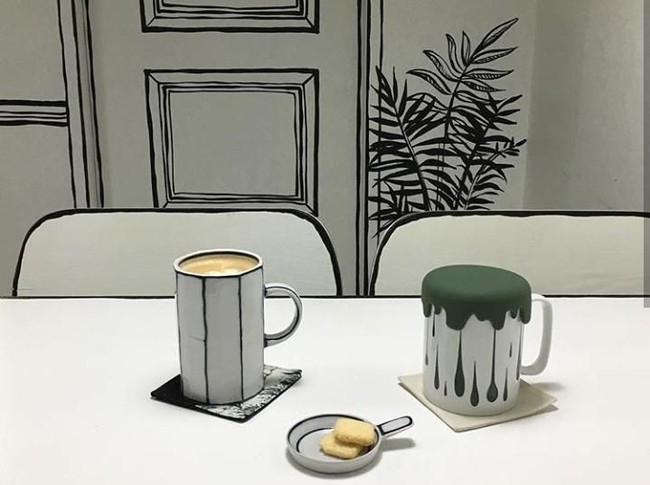 Bahkan peralatan makan dan menu yang disajikan menyerupai bentuk 2 dimensi. (Foto: Instagram/@ynd239.20_cafe)