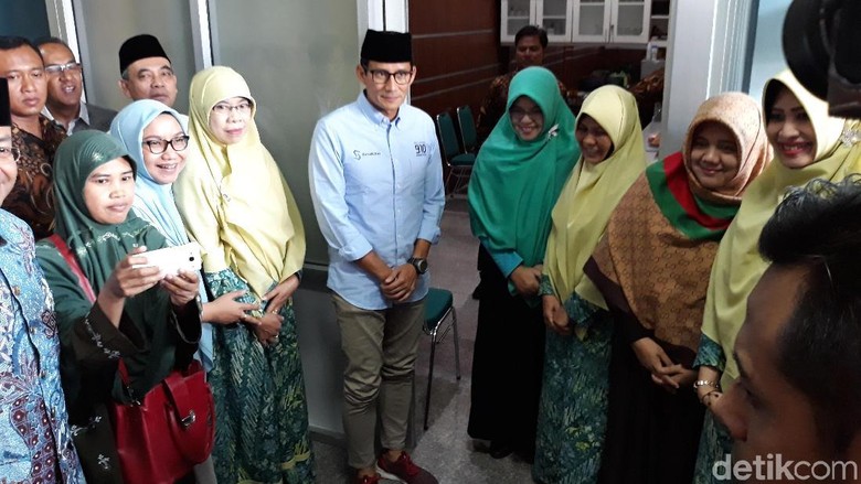 Kunjungi Majelis Tafsir Alquran di Solo, Sandiaga Minta Doa Restu Kunjungi Majelis Tafsir Alquran di Solo, Sandiaga Minta Doa Restu