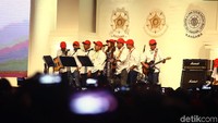 Elek Yo Band, yang diisi para menteri Kabinet Kerja Joko Widodo, manggung di acara reuni Keluarga Alumni Universitas Gadjah Mada (Kagama).