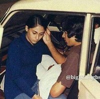 Amitabh tak berhenti memandangi dan mengalihkan pandangannya dari Jaya. Amitabh pun merasa jika Jaya adalah wanita yang memiliki semua apa yang ia inginkan. (Foto: Instagram)