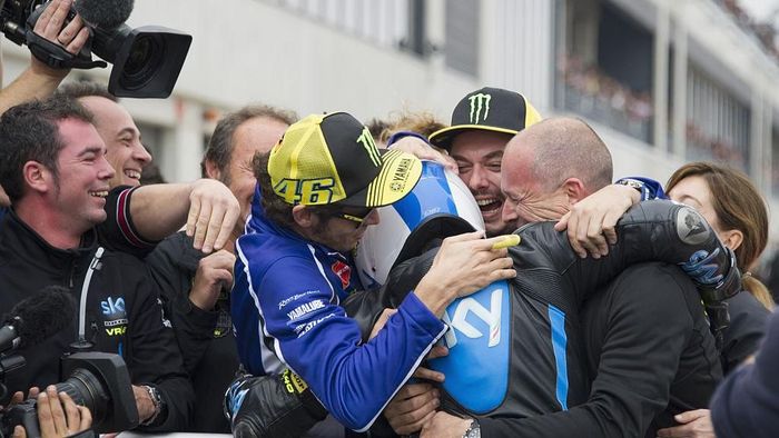 Valentino Rossi memeluk Romano Fenati yang merupakan anak didiknya di tim VR46 pada tahun 2014 (Mirco Lazzari gp/Getty Images) Valentino Rossi memeluk Romano Fenati yang merupakan anak didiknya di tim VR46 pada tahun 2014 (Mirco Lazzari gp/Getty Images)