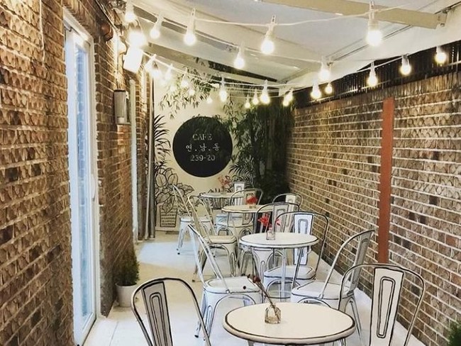  Kafe ini terdiri dari dua area. Bagian luar ditata seperti sebuah taman. Area ini menampilkan rasa 2 dimensi dan 3 dimensi yang masih membuat pengunjungnya serasa di dunia nyata seperti biasanya. (Foto: Instagram/@ynd239.20_cafe)