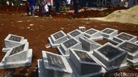 Sejumlah nisan telah disiapkan.
