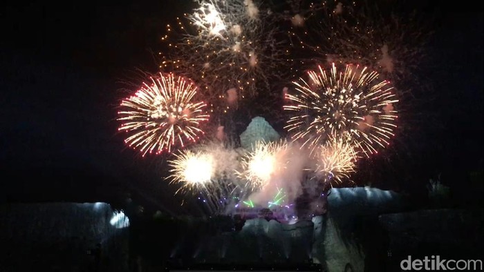 Epik! Detik-detik Kembang Api Tandai Peresmian Garuda Wisnu Kencana