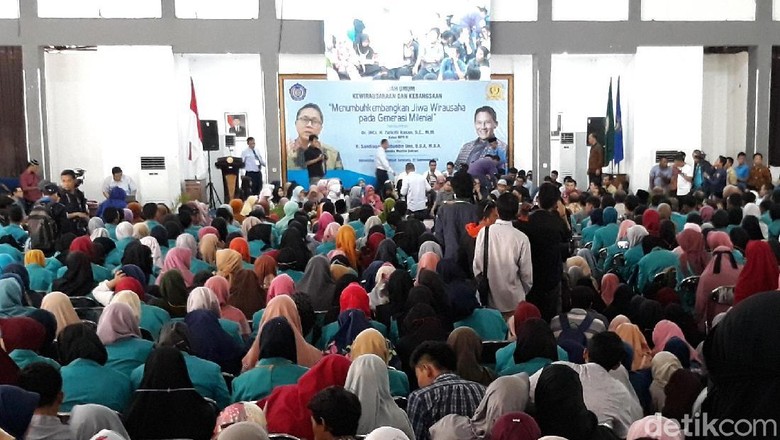 Isi Kuliah Bareng Sandiaga, Zulhas Ajak Mahasiswa Beri Suara di TPS Isi Kuliah Bareng Sandiaga, Zulhas Ajak Mahasiswa Beri Suara di TPS