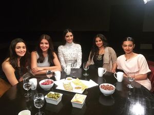 Manisnya Alia Bhatt Saat Rayakan Ulang Tahun Ayahnya dan Makan Cake