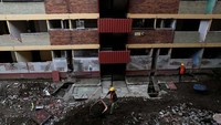  Pekerja melakukan pembersihan puing-puing akibat gempa di rumah susun Tlalpan. Reuters/Henry Romero.