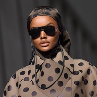 Kiprah Halima di Milan Fashion Week bukanlah yang pertama. Gebrakan ini dimulai saat ia tampil mencuri perhatian pada Milan Fashion Week Fall 2017. Kala itu ia menjadi satu-satunya model berhijab yang tampil di ajang fashion tersebut. (Foto: Dok. Vogue)