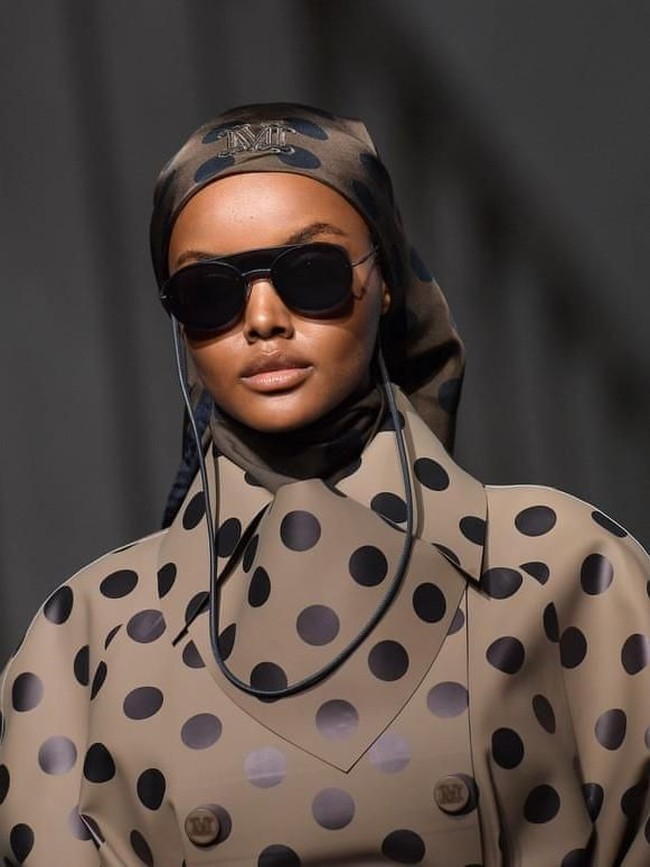 Kiprah Halima di Milan Fashion Week bukanlah yang pertama. Gebrakan ini dimulai saat ia tampil mencuri perhatian pada Milan Fashion Week Fall 2017. Kala itu ia menjadi satu-satunya model berhijab yang tampil di ajang fashion tersebut. (Foto: Dok. Vogue)