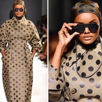 Melenggang bersama model kenamaan Gigi Hadid, Halima tampil fierce di panggung tersebut. Ia mengenakan coat berpotongan oversized dengan motif polkadot. Corak tersebut bukanlah hasil printing, melainkan corak bertekstur yang dibuat dengan detail oleh Ian Griffiths, desainer Max Mara. (Foto: Dok. Vogue)