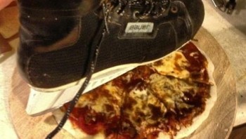 Hmmm, alas sepatu ice skating pun dijadiin pemotong pizza. (Foto: Brightside)