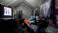 Warga Meksiko ini harus berjuang dengan tinggal di tenda. Rumahnya tahun lalu hancur akibat gempa. Reuters/Henry Romero.