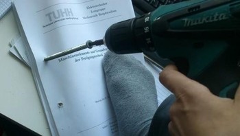 Saking kreatifnya bolongin kertas pakai mesin bor. (Foto: Brightside)