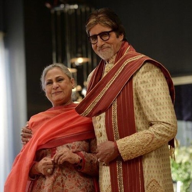 Seperti dilansir dari Hindustan Times, Amitabh dan Rekha menjalani hubungan rahasia dengan bertemu di sebuah bungalow milik teman Rekha. Tak ada yang tahu tentang perselingkuhan antara Amitabh dan Rekha. Hingga akhirnya hubungan terlarang mereka terkuak di media. (Foto: Instagram)