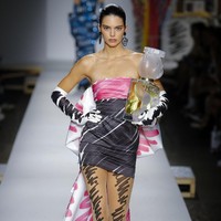 Sosok Kendall muncul di fashion show Spring-Summer 2019 Moschino yang menampilkan deretan gaun unik bermotif coretan spidol. Berbalut mini dress strapless  yang mengekspos bahu dan kaki jenjang, Kendall sukses menebar aura seksinya. Foto: Dok. Getty Images