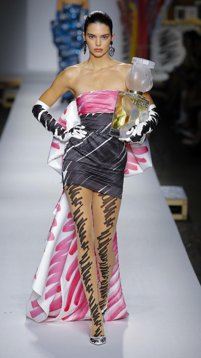 Berbalut mini dress ketat dan pendek, Kendall Jenner tebar pesona di fashion show Moschino Spring 2019 di Milan Fashion Week. (Foto: Dok. Getty Images)