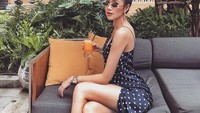 Jus jeruk jadi pelepas dahaga saat cuaca sedang bersinar terik. Ploypayap menikmatinya sambil santai di atas sofa berpayung. Kacamata hittam tak ketinggalan sebagai penunjang penampilan. Foto: instagram @ploypayap_s