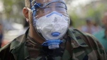Botol plastik minuman pun bisa dijadikan masker wajah, aman dari debu dan polusi jalanan. (Foto: Brightside)