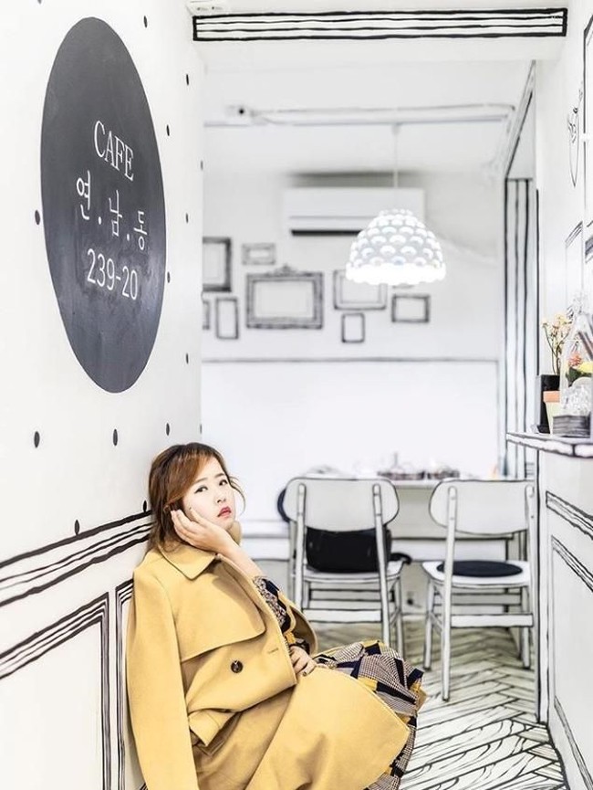 Kafe tampak seperti lukisan 2 dimensi yang keluar dari komik. Mulai dari dinding, lantai, langit-langit hingga furnitur dilukis sedemikian rupa agar benar-benar terlihat layaknya sketsa yang jadi nyata. (Foto: Instagram/@ynd239.20_cafe)