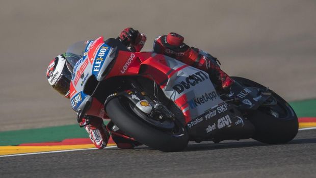 ALCANIZ, SPAIN - SEPTEMBER 21:  Jorge Lorenzo of Spain and Ducati Team rounds the bend during the MotoGP of Aragon - Free Practice at Motorland Aragon Circuit on September 21, 2018 in Alcaniz, Spain.  (Photo by Mirco Lazzari gp/Getty Images)