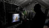 Enrico menonton tv di tenda. Tahun lalu gempa besar berkekuatan 7,1 magnitude mengguncang ibu kota Meksiko. Ada 369 warga yang meninggal. Reuters/Henry Romero.