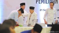 Foto: Sandiaga mengunggah momen mencium tangan Maruf itu di akun Instagram-nya, @sandiuno, Sabtu (22/9/2018). Cium tangan itu dilakukan Sandiaga usai kedua pasangan capres mendapatkan nomor urut. (Instagram @sandiuno)