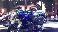 Misal pada bagian fascia, DR300 menampilkan wajah yang kalem khas motor sport touring. Berbanding terbalik dengan desain bodywork-nya yang menampilkan desain serba tajam atau agresif. Mulai bagian shroud yang meruncing, tangki besar, model jok split seat, hingga sepatbor belakang model gantung, makin menambah kesan racy di motor ini.Foto: Pool (newsmotor.com)