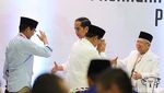Momen Sandiaga Cium Tangan Maruf Amin di Pengambilan Nomor Urut