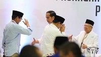 Foto: Sandiaga memberikan hormat ke Jokowi. (Instagram @sandiuno)
