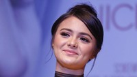Setuju kan kalau senyum Amanda Rawles manis? Foto: Ismail/detikHOT