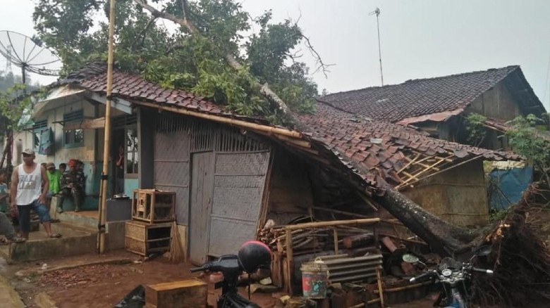 Puting Beliung Sapu Cibarengkok Sukabumi, Puluhan Rumah Rusak Puting Beliung Sapu Cibarengkok Sukabumi, Puluhan Rumah Rusak