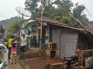 Puting Beliung Sapu Cibarengkok Sukabumi, Puluhan Rumah Rusak