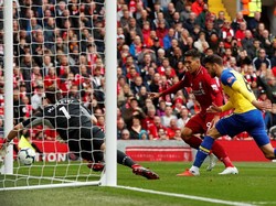 Baru sepuluh menit laga berjalan, Liverpool sudah unggul lewat bunuh diri Wesley Hoedt yang coba menghalau bola tembakan Xherdan Shaqiri (Lee Smith/REUTERS)