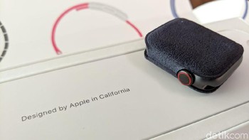 Unit Apple Watch 4 dikemas dalam case kain. (Foto: detikINET/Adi Fida Rahman)