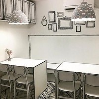 Nama kafe ini adalah Yeonnam-dong 239-20. Pengunjung yang masuk ke dalam akan merasa seperti berada di dunia komik. (Foto: Instagram/@ynd239.20_cafe)