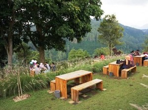 Sejuk Pisan! 5 Restoran di Bandung Ini Punya Konsep Menyatu dengan Alam