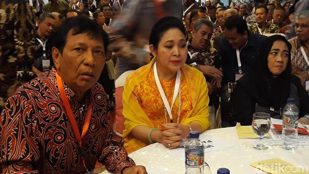 Ditemani Titiek Soeharto, Prabowo Hadiri Acara Bedah Buku