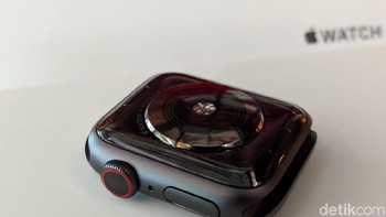 Sisi kanan masih digital crown dan tombol power. (Foto: detikINET/Adi Fida Rahman)