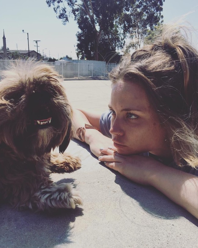 Di akun Instagrm-nya, Daveigh terlihat aktif dan suka berkegiatan outdoor. Beberapa kali ia memperlihatkan kegemarannya main skateboard bahkan luka karena olahraga itu. (Foto: Instagram/@daveighc)