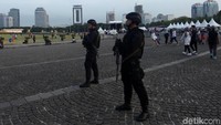 Polisi bersenjata telah berjaga sejak hari ini.