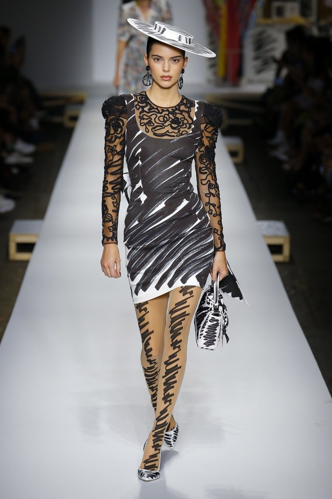 Di Moschino, Kendall juga berjalan dengan gaun pendek bernuansa monokromatik yang kini dipadu dengan topi bulat. Foto: Dok. Getty Images