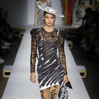 Di Moschino, Kendall juga berjalan dengan gaun pendek bernuansa monokromatik yang kini dipadu dengan topi bulat. Foto: Dok. Getty Images