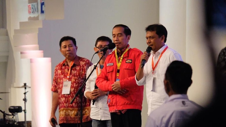 Saat Jokowi Ngobrol Bareng Alumnus UGM yang Ngutang di Warung Saat Jokowi Ngobrol Bareng Alumnus UGM yang Ngutang di Warung