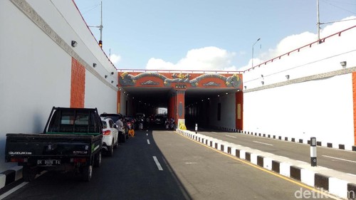 Menko Kemaritiman Luhut Binsar Pandjaitan meresmikan Underpass Simpang Tugu Ngurah Rai, Bali. Underpass ini mempermudah akses ke Bandara Ngurah Rai.