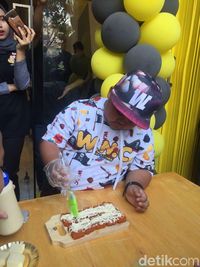 Ditemani Fairel, Kaesang Resmikan Gerai Sang Pisang ke-46 di Depok