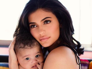 Mewah, Kylie Jenner dan Stormi Dapat Kursi Miliaran Rupiah dari Travis Scott